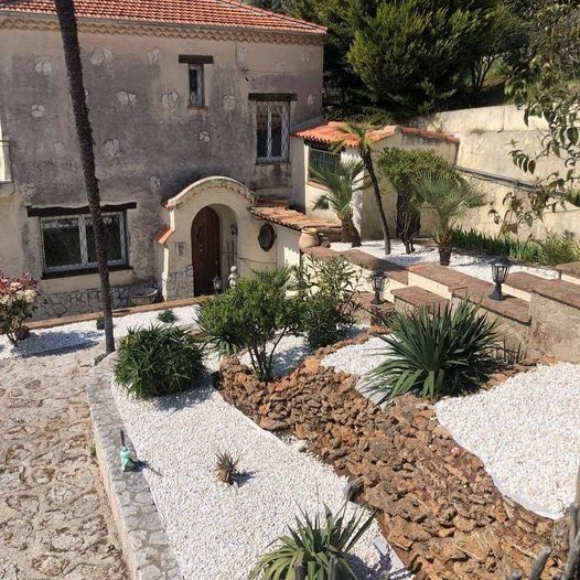 deco-jardin-gravier-marbre-rose-espagnol