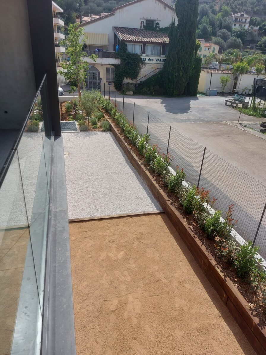 mise en situation gravier super blanc et un terrain de pétanque